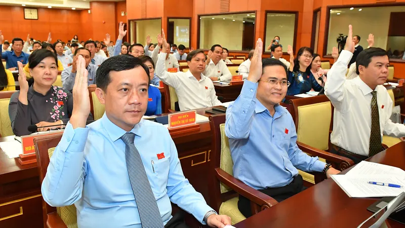 Các đại biểu HĐND TPHCM biểu quyết thông qua nghị quyết kỳ họp. Ảnh: VIỆT DŨNG