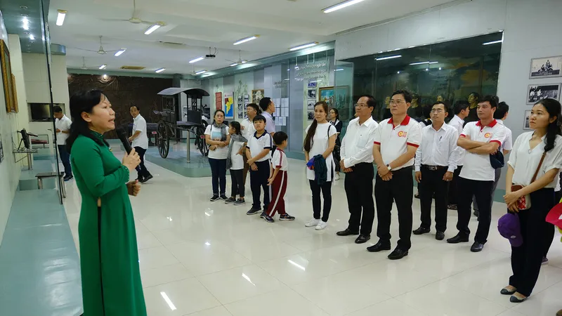 Giá trị lịch sử truyền thống Hóc Môn vào bài học lớp cao cấp chính trị