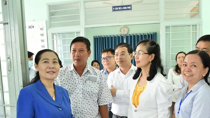 Chủ tịch HĐND TPHCM Nguyễn Thị Lệ kiểm tra công tác bầu cử tại huyện Bình Chánh. Ảnh: VIỆT DŨNG