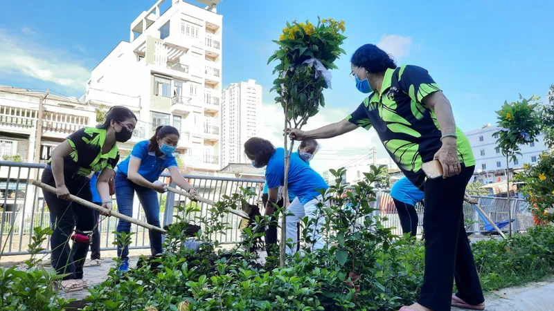 Quận 5 ra quân tổng vệ sinh, trồng cây mừng ngày thống nhất đất nước