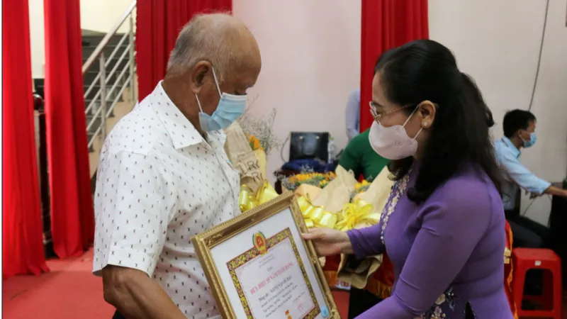 Đồng chí Nguyễn Thị Lệ trao huy hiệu đảng cho các đảng viên cao tuổi Đảng huyện Nhà Bè