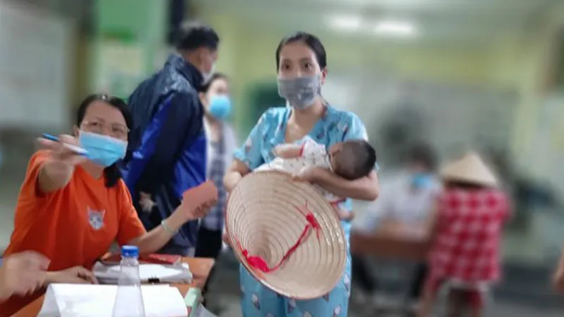 Nhiều cử tri TPHCM đội mưa đi bầu cử