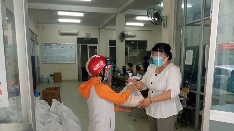 Ngoài 1,5 triệu đồng, mỗi người còn nhận được 5kg gạo từ đóng góp của các nhà hảo tâm. Ảnh: MAI HOA
