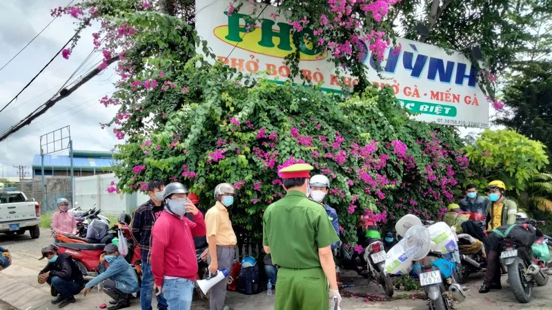 Cố vượt chốt kiểm soát dịch để về quê miền Tây, bị xử phạt 15 triệu đồng