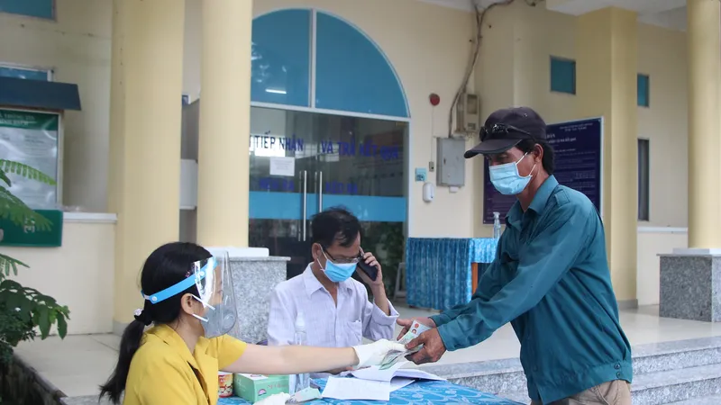 Lao động tự do nhận hỗ trợ theo Nghị quyết 09 tại xã Long Thới, huyện Nhà Bè. Ảnh: MAI HOA