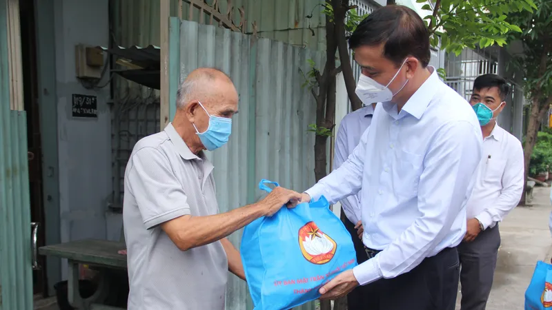 Phó Chủ tịch UBND TPHCM Lê Hòa Bình thăm, tặng quà các “vùng xanh” tại huyện Bình Chánh