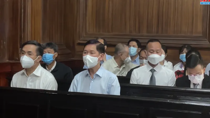 Các bị cáo trong phiên xét xử sơ thẩm tháng 12-2021. Ảnh: VĂN MINH