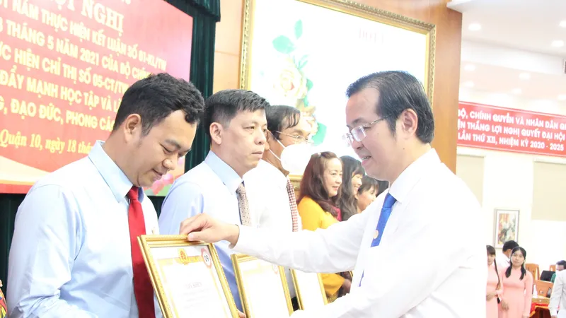 Những tấm gương không ngừng phấn đấu làm theo lời Bác dạy