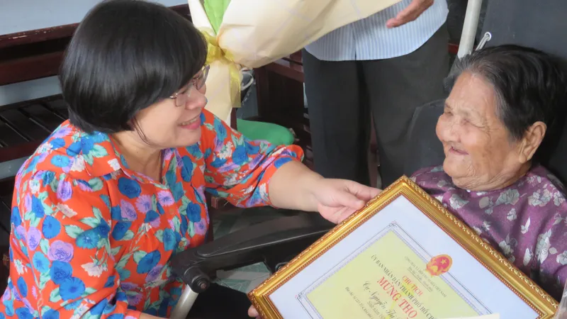 Đoàn ĐBQH TPHCM thăm, chúc thọ người cao tuổi tiêu biểu