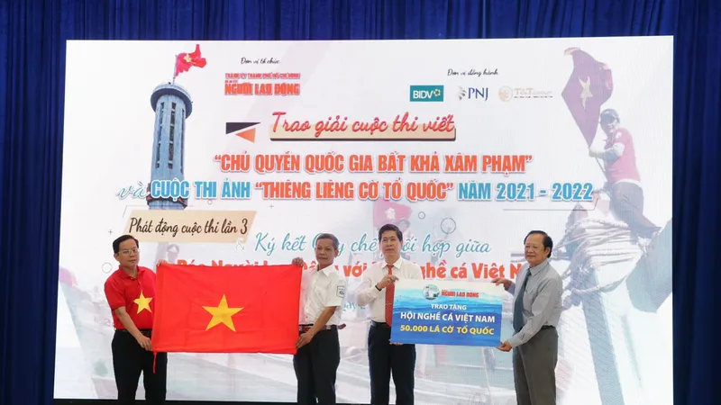 Báo Người Lao Động phát động 2 cuộc thi về chủ quyền quốc gia và cờ Tổ quốc