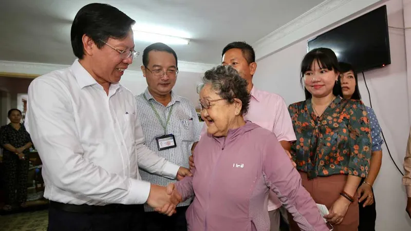Chủ tịch UBND TPHCM Phan Văn Mãi thăm các gia đình chính sách ở quận 5