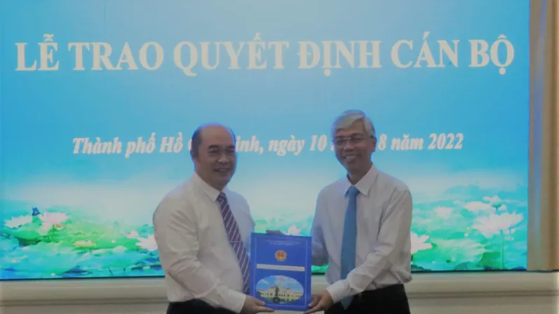 Ông Hồ Xuân Lâm (trái) nhận quyết định cán bộ