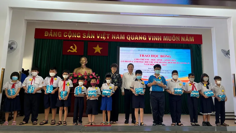 Quận 5 trao học bổng cho trẻ em, học sinh, sinh viên khó khăn bị ảnh hưởng bởi dịch Covid-19