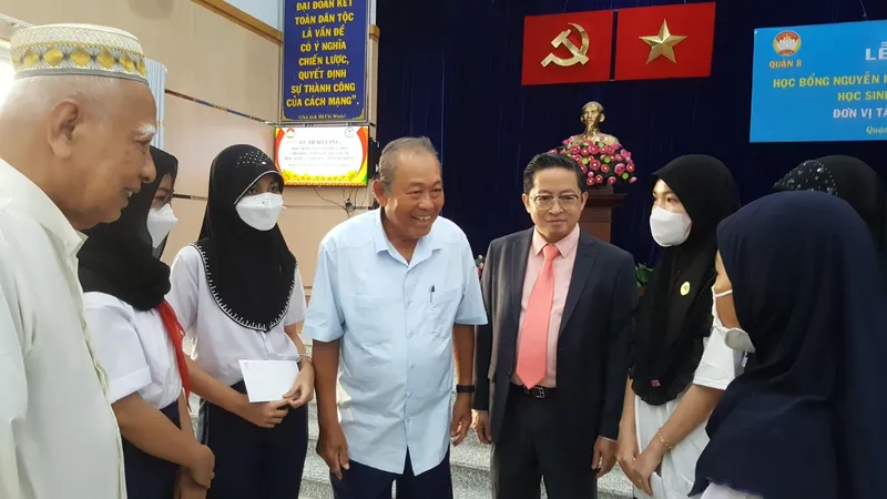 Quận 8 trao học bổng cho học sinh người Chăm và trẻ có cha, mẹ mất do dịch Covid-19