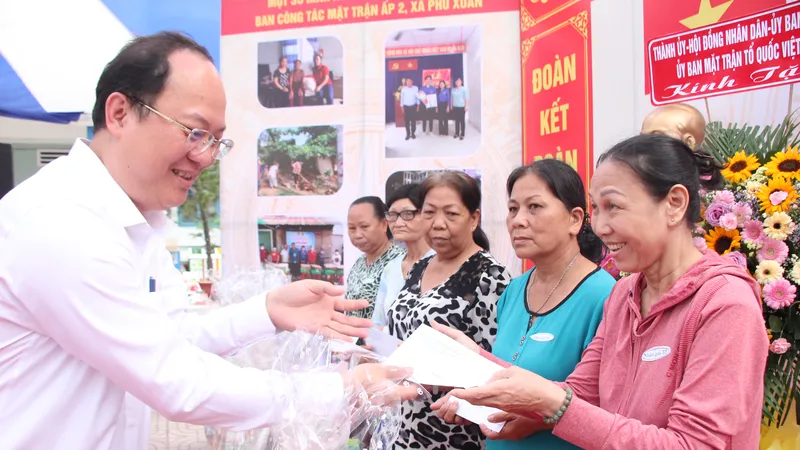 Gìn giữ giá trị văn hóa truyền thống trong thời "mỗi người một chiếc điện thoại"