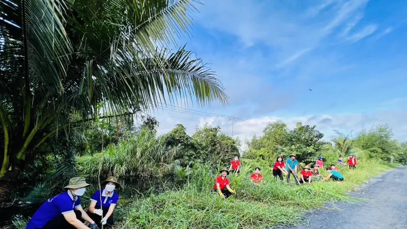 Huyện Bình Chánh ra quân trồng cây, tổng vệ sinh đón Tết Nguyên đán