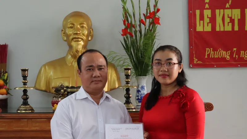 ​Quận 8 kết nạp Đảng cho nữ chủ nhà trọ