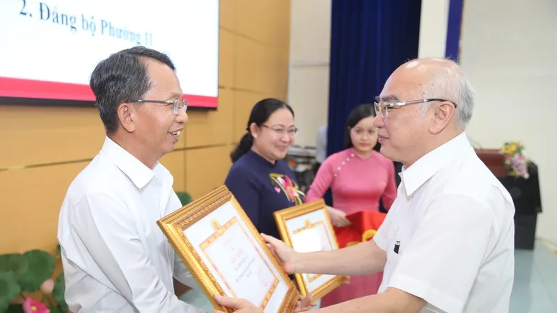 Đồng chí Phan Nguyễn Như Khuê trao giấy khen cho các tập thể có thành tích xuất sắc trong công tác xây dựng Đảng năm 2022