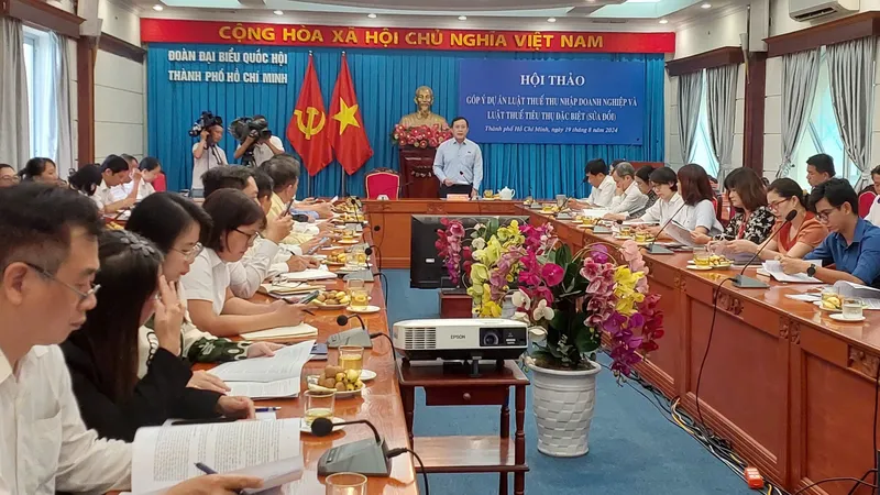 Phó trưởng đoàn ĐBQH TPHCM Hà Phước Thắng chủ trì hội thảo góp ý Luật chiều 19-8. Ảnh: M.HOA