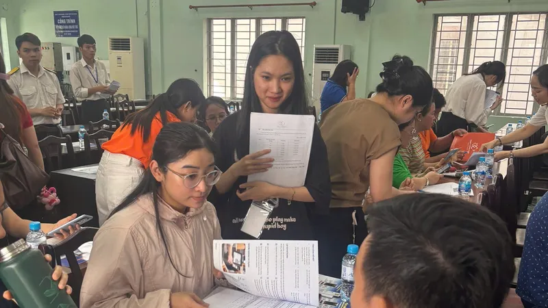 Hộ kinh doanh, tiểu thương tại TPHCM được tư vấn, hỗ trợ về chính sách thuế. Ảnh: KHÁNH CHÂU