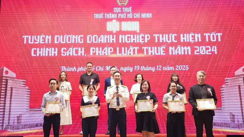 Trưởng Thuế TPHCM Đoàn Minh Dũng trao giấy khen cho các doanh nghiệp thực hiện tốt chính sách, pháp luật thuế năm 2024