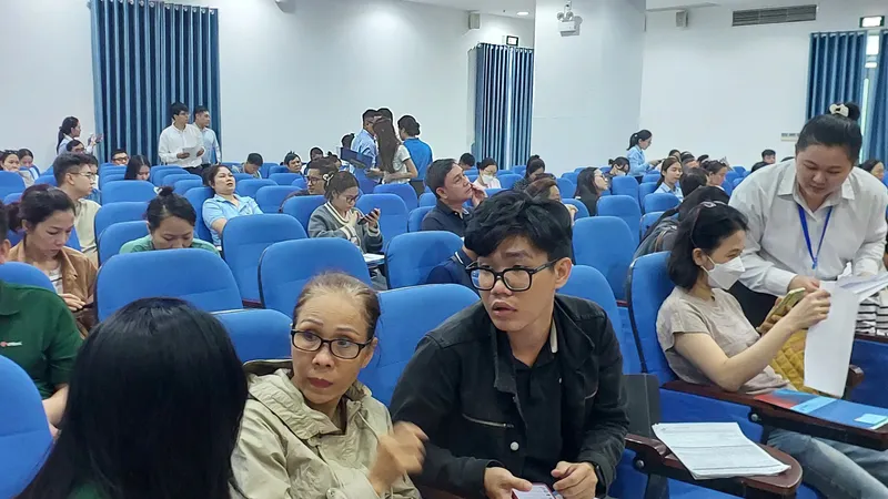 Hộ, cá nhân kinh doanh phường Phú Nhuận được hướng dẫn kê khai thuế theo quy định mới. Ảnh: M.HOA