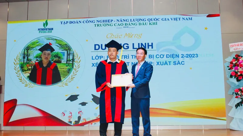 Ông Ngô Xuân Hưng trao Giấy khen cho học sinh tốt nghiệp loại Xuất sắc.