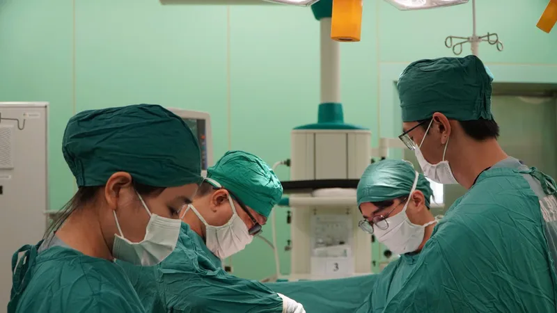 Một ca phẫu thuật của các bác sĩ Bệnh viện Đa khoa Vũng Tàu. Ảnh minh họa
