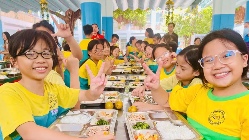 Học sinh hào hứng với bữa ăn bán trú do đơn vị mới tạm thời cung cấp.