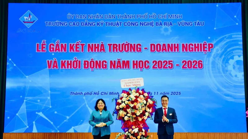 Đồng chí Nguyễn Trường Nhật Phượng, Thành ủy viên, Phó Chủ tịch HĐND TPHCM tặng hoa chúc mừng lãnh đạo Trường Cao đẳng Kỹ thuật Công nghệ Bà Rịa - Vũng Tàu