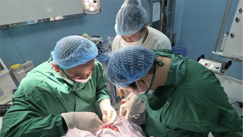 Các bác sĩ luân phiên đợt 3 công tác tại Côn Đảo và ê kíp gây mê đang tiến hành phẫu thuật cho bệnh nhân