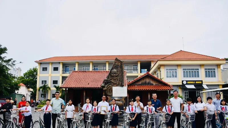 34 chiếc xe đạp được trao cho các em học sinh có hoàn cảnh khó khăn