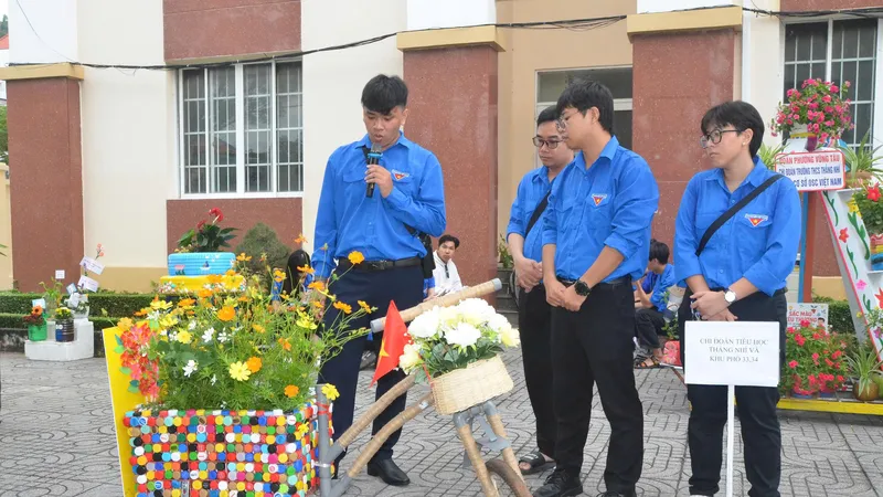 Thuyết trình sản phẩm được làm từ vật liệu tái chế