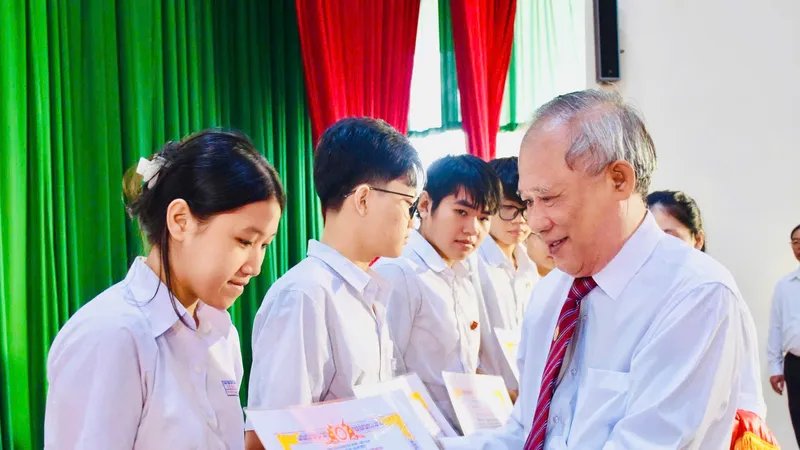 Ông Lương Đức Đích, Phó Chủ tịch Thường trực Hội Khuyến học TPHCM trao học bổng cho các em học sinh, sinh viên.