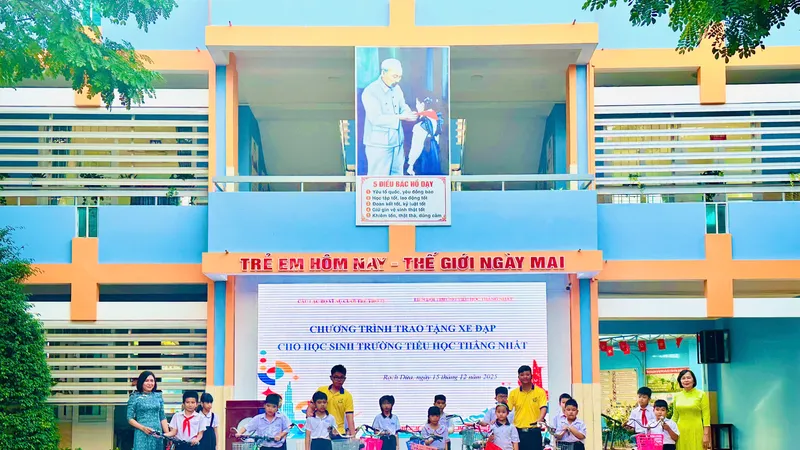 Trao xe đạp cho học sinh nghèo Trường Tiểu học Thắng Nhất