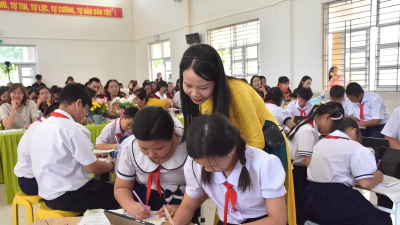 Tiết dạy minh họa ứng dụng trí tuệ nhân tạo trong giảng dạy của giáo viên Trường Tiểu học Chu Văn An (xã Long Hải)