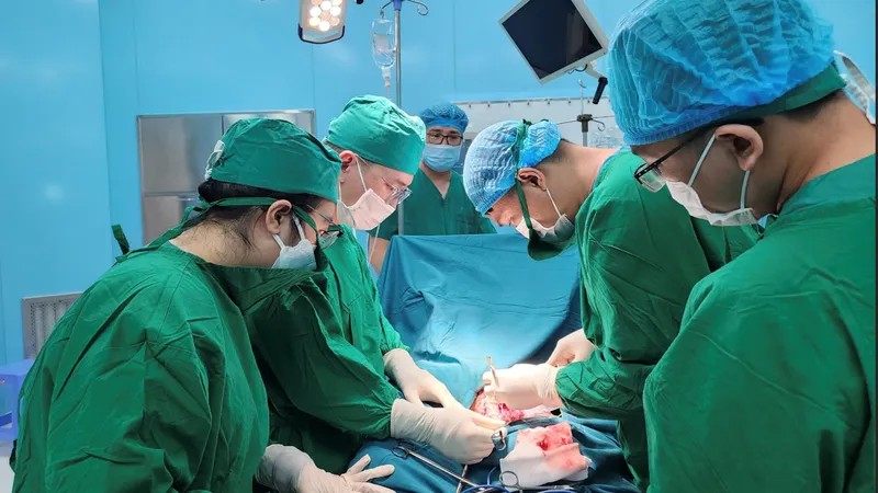 Các bác sĩ tiến hành phẫu thuật cứu sống bệnh nhân.