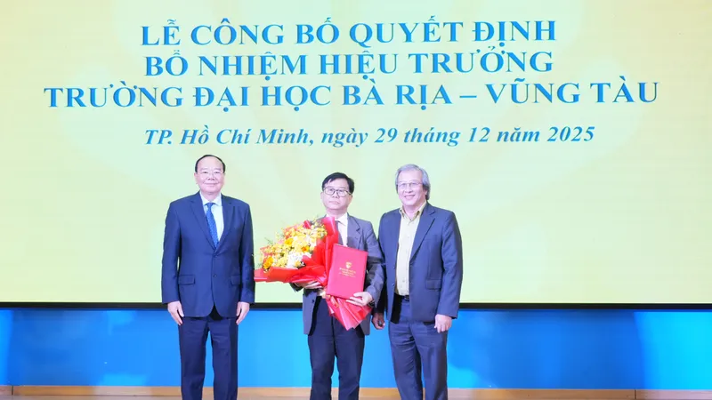 Hội đồng trường trao quyết định cho PGS-TS Nguyễn Bá Hoàng