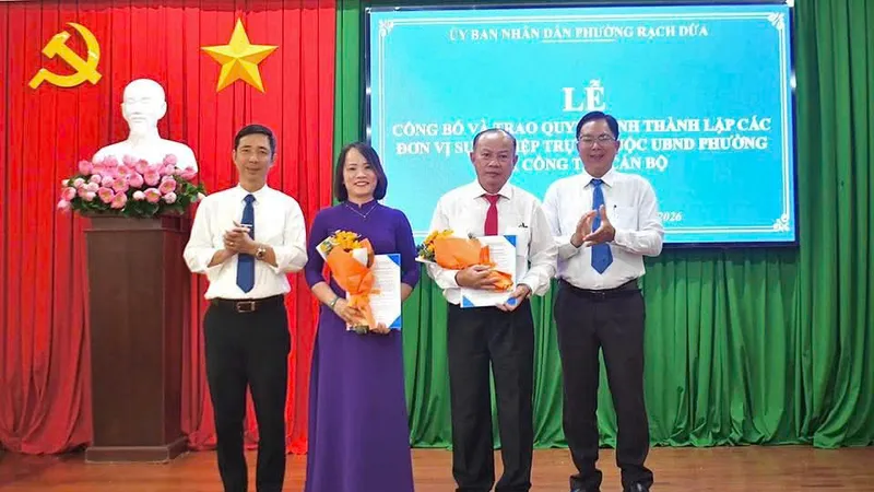 UBND phường Rạch Dừa trao các quyết định về công tác cán bộ.
