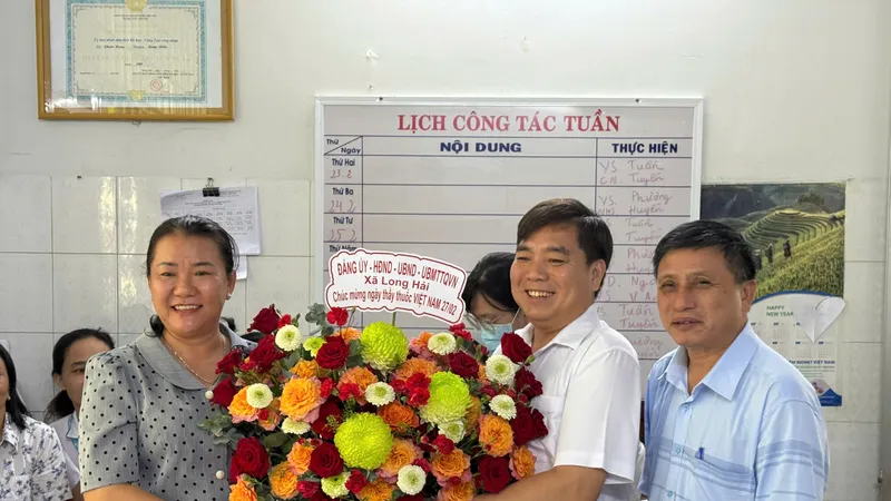 Đoàn thăm, chúc mừng đội ngũ cán bộ, y bác sĩ, nhân viên Trạm Y tế xã Long Hải.