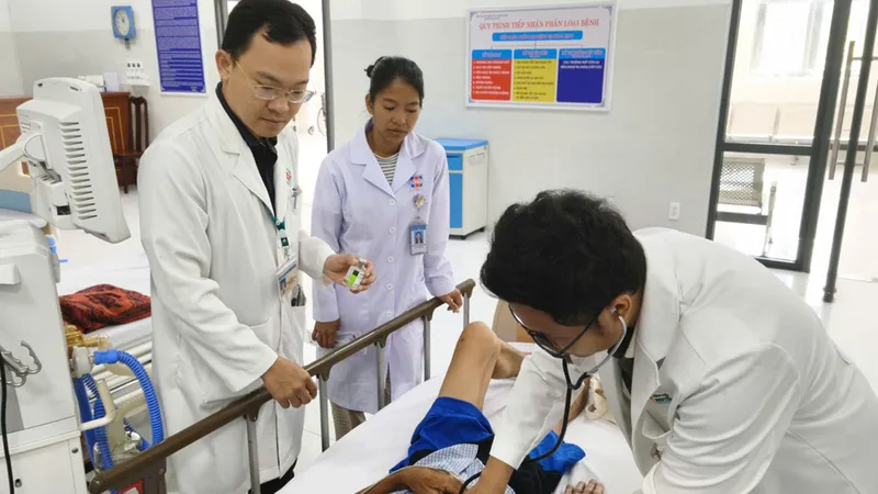Các bác sĩ luân phiên công tác tại Côn Đảo theo dõi sát bệnh nhân trong quá trình truyền thuốc tiêu sợi huyết.