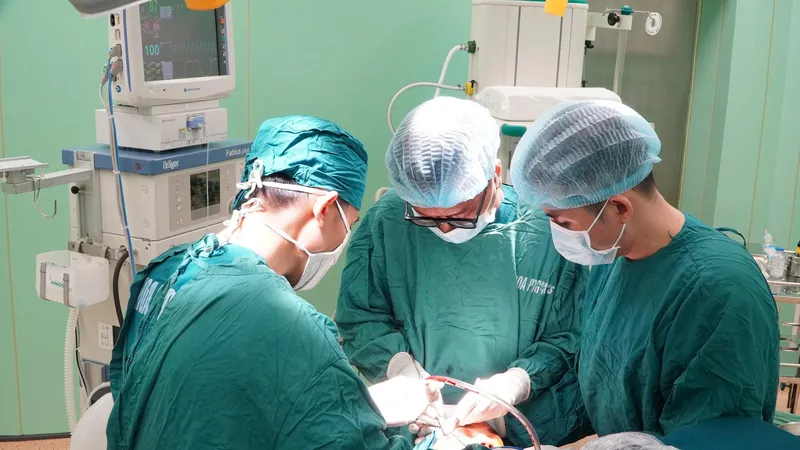Các bác sĩ Bệnh viện Đa khoa Vũng Tàu xử trí thành công một ca vỡ xương mặt phức hợp trong ngày 21-3.