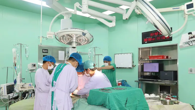 Ca phẫu thuật kéo dài 80 phút cứu sống bệnh nhân.