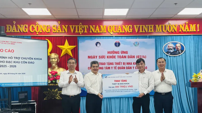 Bệnh viện Răng hàm mặt Trung ương TPHCM trao tặng thiết bị nha khoa trị giá 300 triệu đồng cho Trung tâm y tế quân dân y Côn Đảo