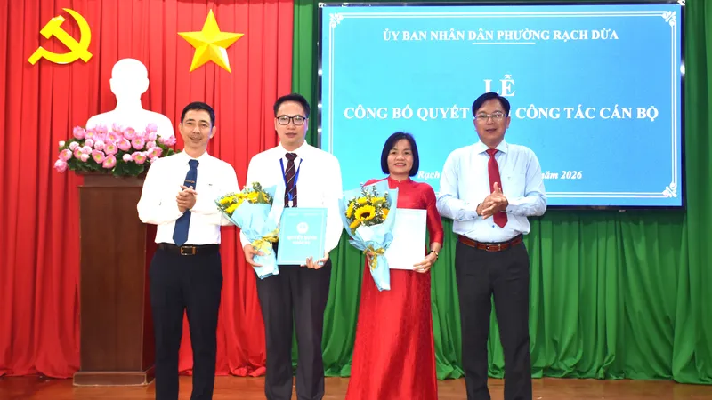 Lãnh đạo UBND phường Rạch Dừa trao quyết định bổ nhiệm Hiệu trưởng cho ông Đào Vĩnh Bộ và bà Điêu Thị Hường.