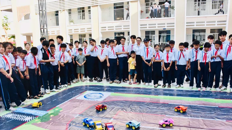 Các em học sinh trải nghiệm robotics