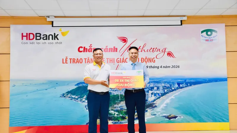 Ông Trần Kiên Nghị, Giám đốc HDBank Vũng Tàu trao tặng 2 "xe thị giác lưu động" cho Bệnh viện Mắt Bà Rịa - Vũng Tàu.