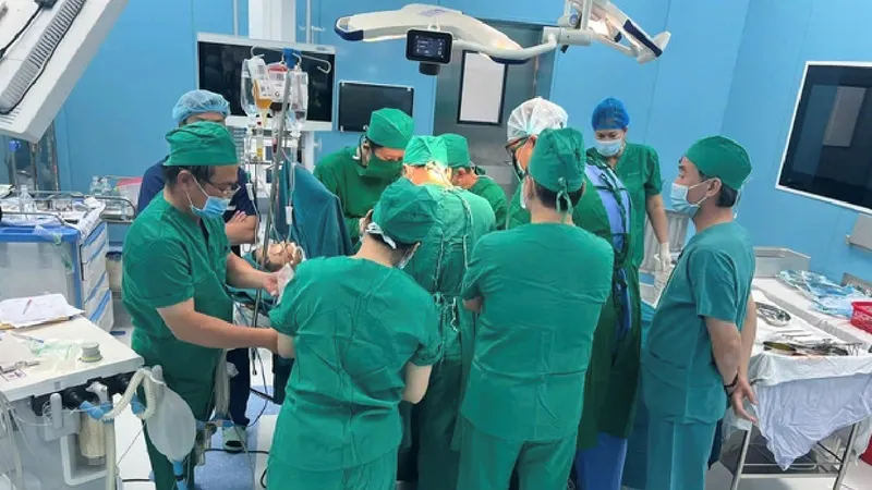 Các bác sĩ luân phiên công tác tại Côn Đảo đã thực hiện ca phẫu thuật phức tạp trong điều kiện còn nhiều khó khăn.