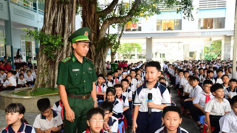 Cán bộ Hải đoàn Biên phòng 18 tuyên truyền về Chủ tịch Hồ Chí Minh cho học sinh trường Tiểu học Hải Nam