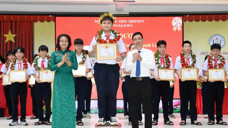 Các em học sinh đạt giải học sinh giỏi cấp thành phố được lãnh đạo phường vinh danh